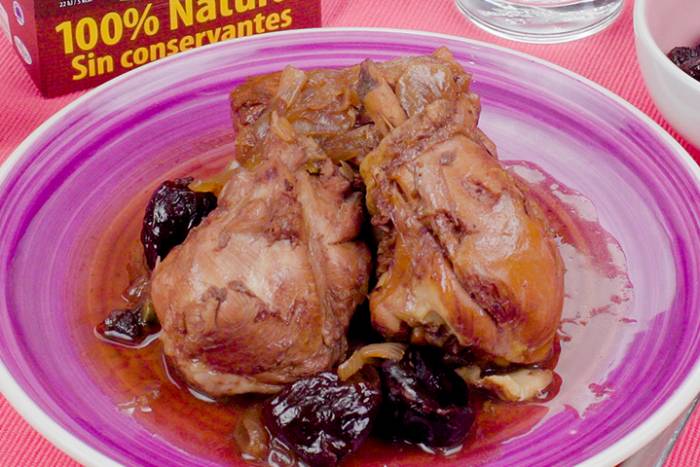 Pollo en salsa de ciruelas