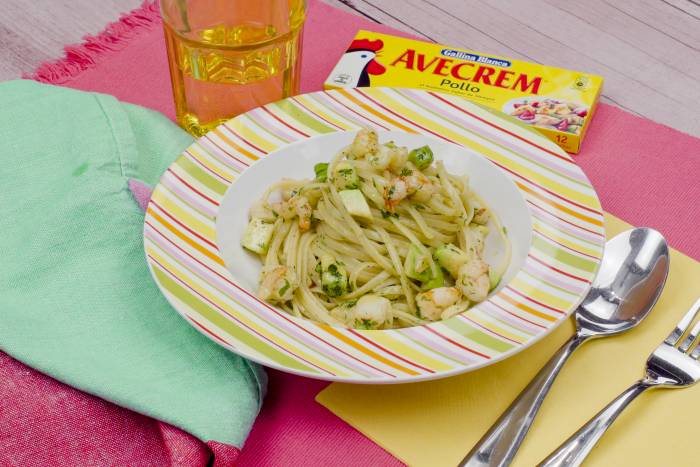 Tallarines con gambas y aguacate