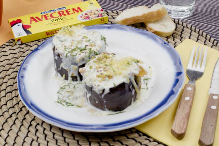 Berenjenas rellenas de salsa de yogurt