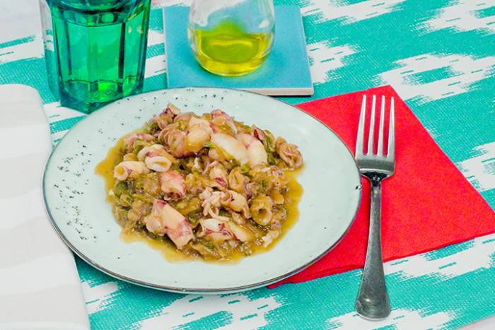 Chipirones encebollados