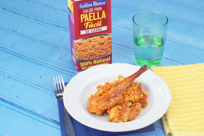 Paella de pollo y conejo
