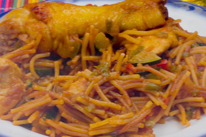 Fideuà de pollo y verduras