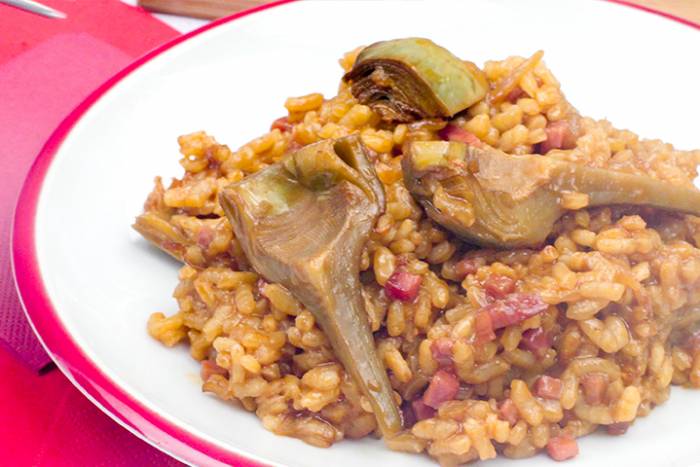 Paella de carne y alcachofas