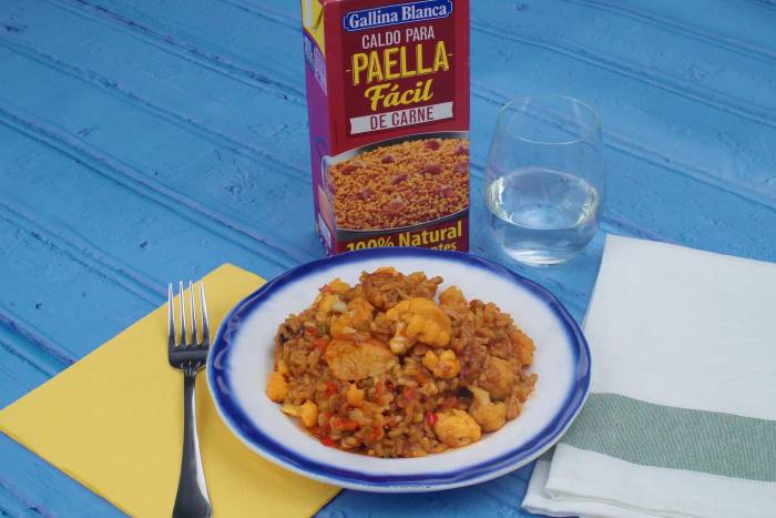 Paella de pollo y verduras