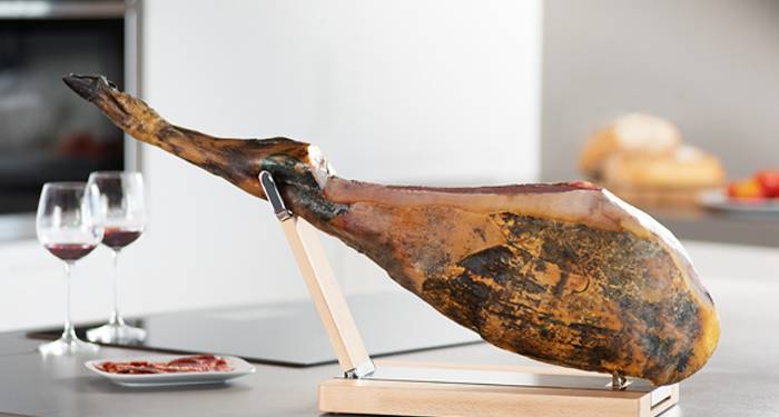 Un jamonero que no ocupa lugar