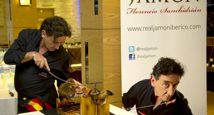 “es importante cortar jamón con la cabeza y el corazón”