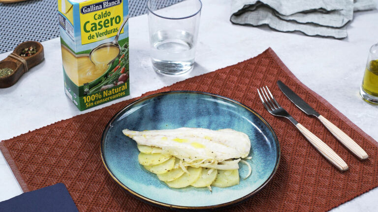 Merluza al horno con patatas y cebollas