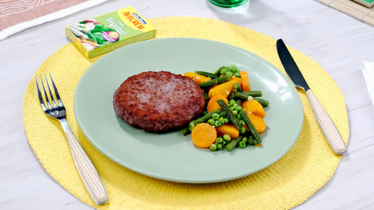 Hamburguesas con verduras salteadas