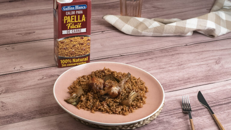 Arroz con conejo y alcachofas