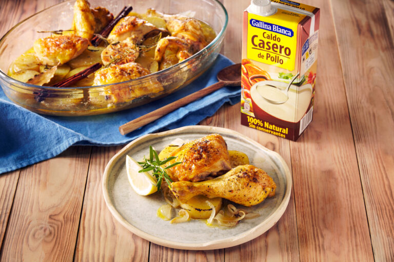 Pollo al horno con patatas y cebolla