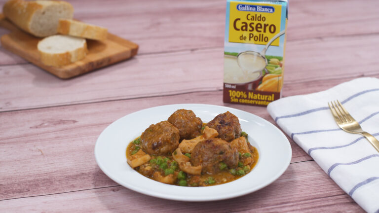 Albóndigas con sepia y guisantes