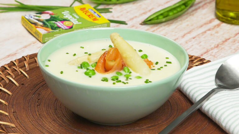 Crema fría de espárragos con guisantes y salmón
