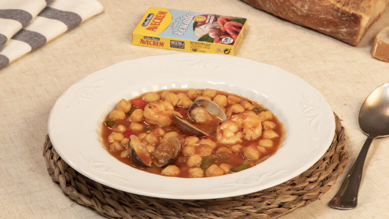 Garbanzos con gambas y almejas