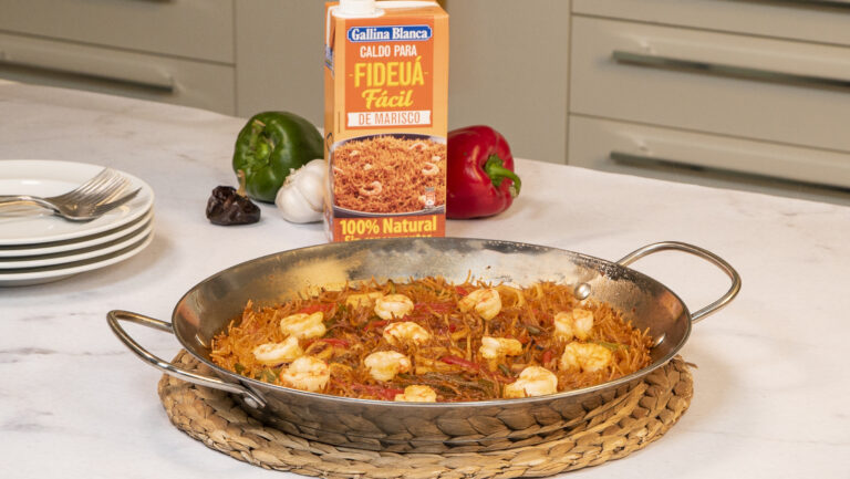 Fideuá de calamares y gambas