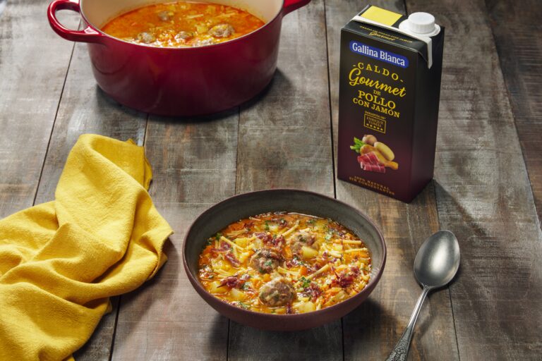 Sopa de fideos con albóndigas