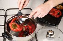 Asar y pelar los pimientos rojos