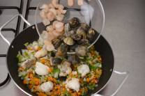 Incorpora el arroz y el caldo