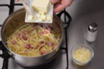 Mezclar los espaguetis con el jamón y el queso