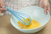 Preparar la mezcla para la base del bizcocho