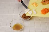 Mezclar con el atún y el queso fresco