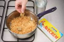 Cocinar el arroz y los ingredientes