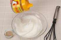 Preparar las cazuelitas para los huevos al horno