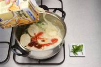 Incorporar el pan y finalizar la sopa