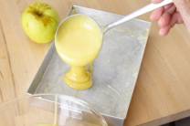 Incorporar las manzanas y hornear