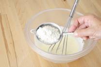 Preparar la mezcla base del bizcocho de yogur con manzanas