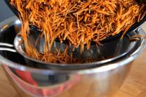 Sofríe los fideos y las verduras