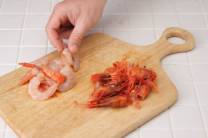 Salteando las gambas y creando el caldo base