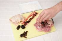 Preparación de la salsa y los muslos rellenos