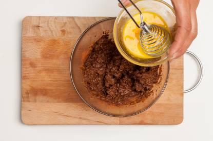 Incorporar nueces y hornear