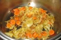 Dorar la carne y preparar la base de la salsa