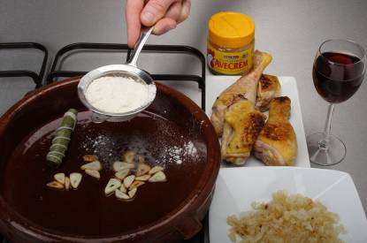 Dorar y preparar el pollo