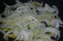 Preparación de la cebolla y las salchichas