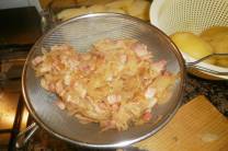 Alternar capas de patatas y cebolla