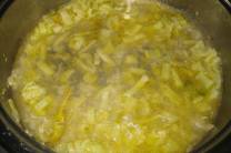 Incorporar el perejil y el caldo