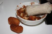 Sofreír la cebolla y añadir las patatas