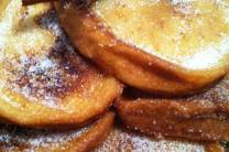 Rebozar y freír las torrijas