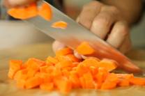 Marinando el pollo para realzar el sabor