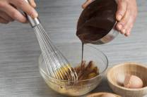 Incorporación de harina y preparación de los moldes