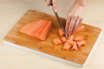 Preparación del salmón y gambas