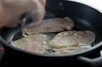 Preparar las pechugas de pollo con nata