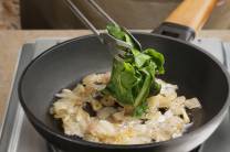 Sofríe la cebolla y el ajo