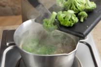 Preparación del brócoli y las patatas