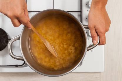 Preparar el caldo de pollo