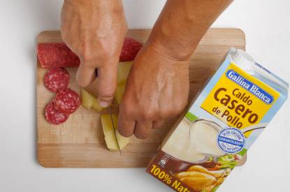 Incorporar las patatas y el caldo