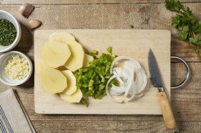 Preparando la base del bacalao al horno