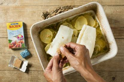 Añadiendo la salsa al bacalao